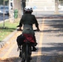 Donna in bicicletta per strada