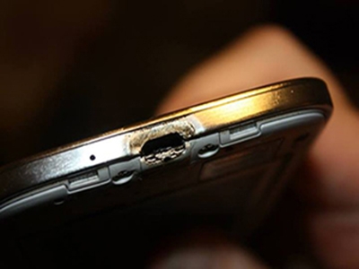 Samsung Galaxy S4 si incendia durante ricarica