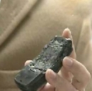 Cellulare distrutto da una batteria scoppiata
