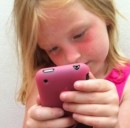 Cellulari e bambini: a che età è giusto regalare il primo telefono cellulare