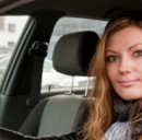 Ania regala scatole rosa alle donne