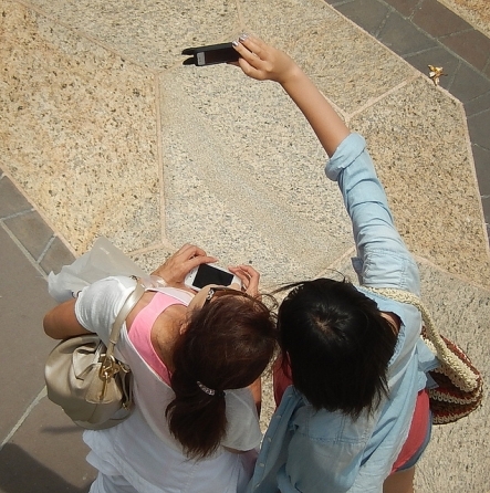 La selfie mania con gli smartphone fa bene?
